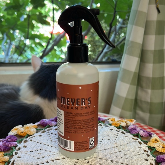 Mrs. Meyer’s Clean Day Limited Edition Scent GINGERBREAD Scent Room Freshener - Picture 3 of 10